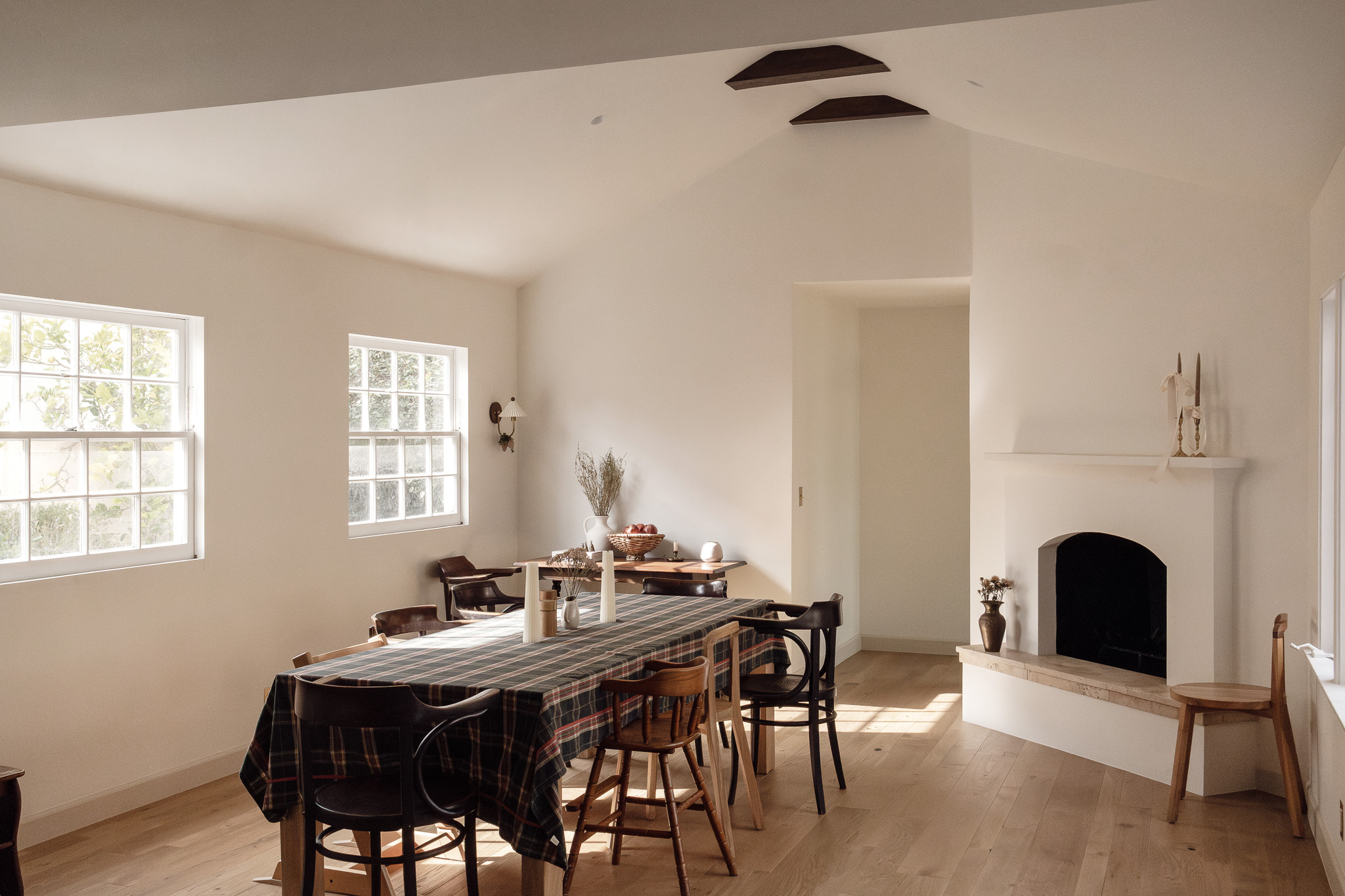 Wagner residence kitchen dining area